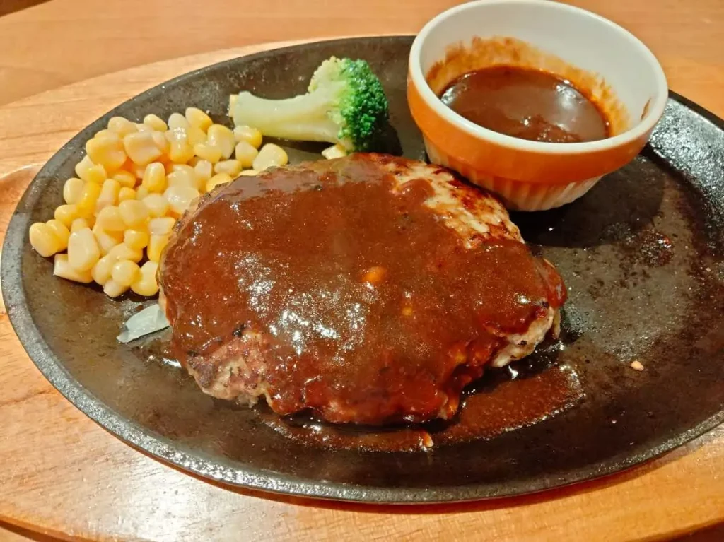 【ココス】ハンバーグに添加物は使われている？原材料の産地や安全性について調査！